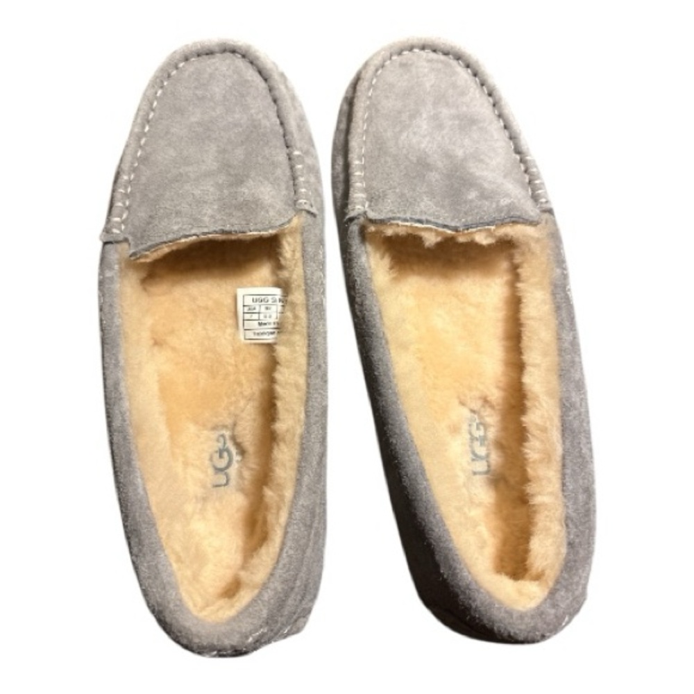 UGG WOMEN’S SUEDE MOCCASINS SHEARLING LINED AND SUPER COMFY. EUC SZ 7